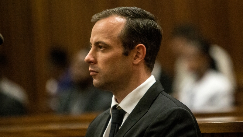 Oscar Pistorius ar ais os comhair Cúirte san Aifric Theas inniu