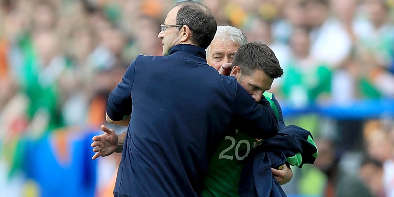 Ireland manager Martin O'Neill greets goalscorer Wesley Hoolahan following his substitution
