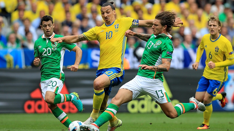 Wes Hoolahan and Jeff Hendrick close down Zlatan Ibrahimovic