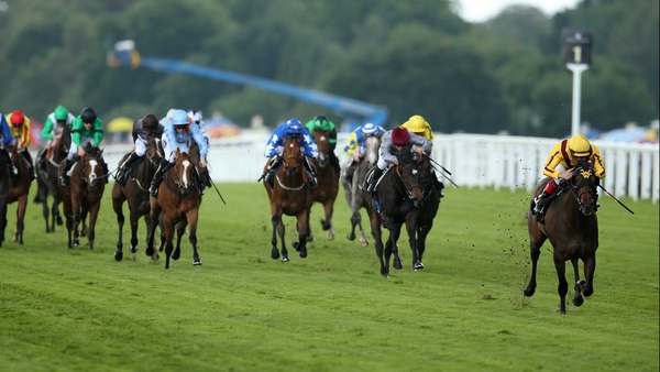 Lady Aurelia bounds clear under Frankie Dettori
