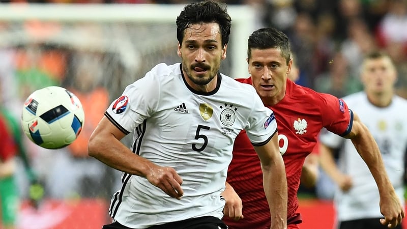Mat Hummels - not a good singer