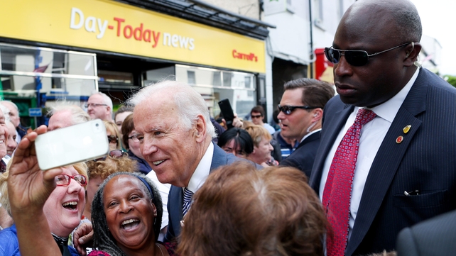The Vice-President's secret service agent keeps a watchful eye on the selfies
