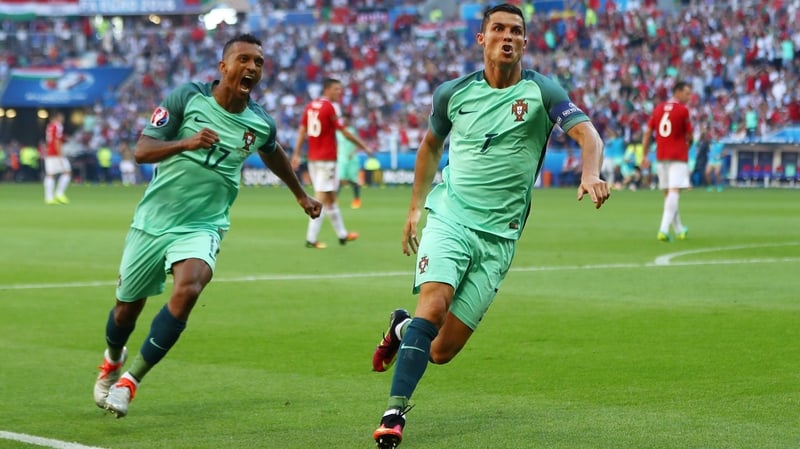Cristiano Ronaldo (R) celebrates with Nani