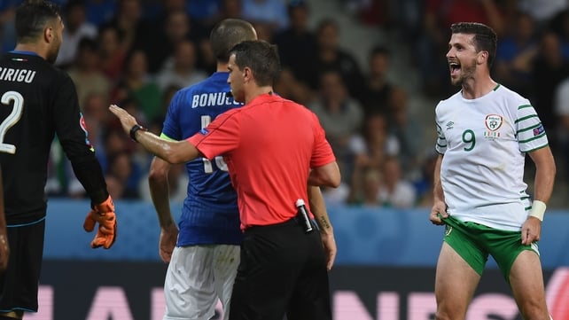 Shane Long shows his displeasure after being hit off the ball by Bonnuci