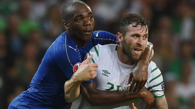 Angelo Ogbonna gets up close and personal with Daryl Murphy