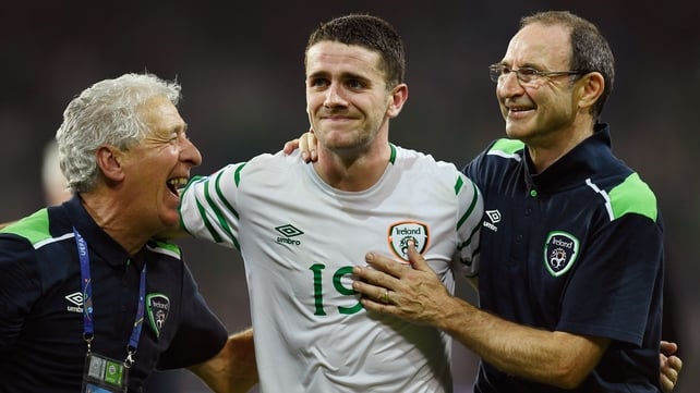 Robbie Brady is congratulated by Martin O'Neill (R) at the final whistle