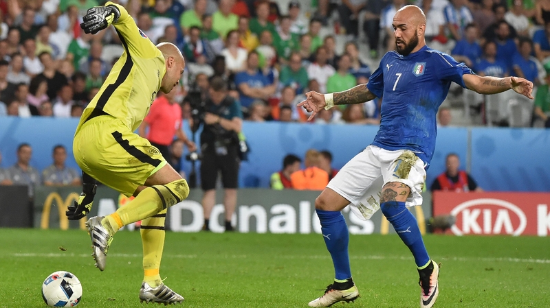 Darren Randolph twists away from Italy's Simone Zaza