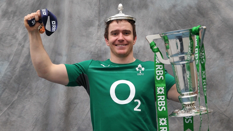 Eoin Reddan with the Six Nations trophy in 2014