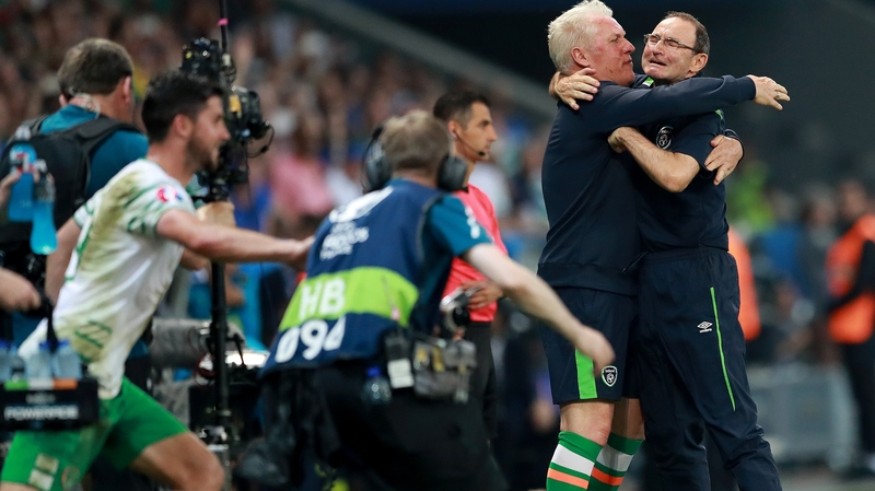 Seamus McDonagh celebrates with manager Martin O'Neill