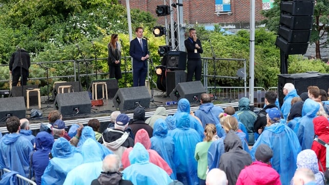 Presenter Ryan Tubridy in front of a rain-soaked crowd at the reception for Joe Biden