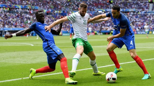 Daryl Murphy holds off Bacary Sagna (L) and Adil Rami (R)