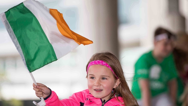 A young fan waits to welcome the team