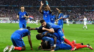 France players celebrate Antoine Griezmann's goal