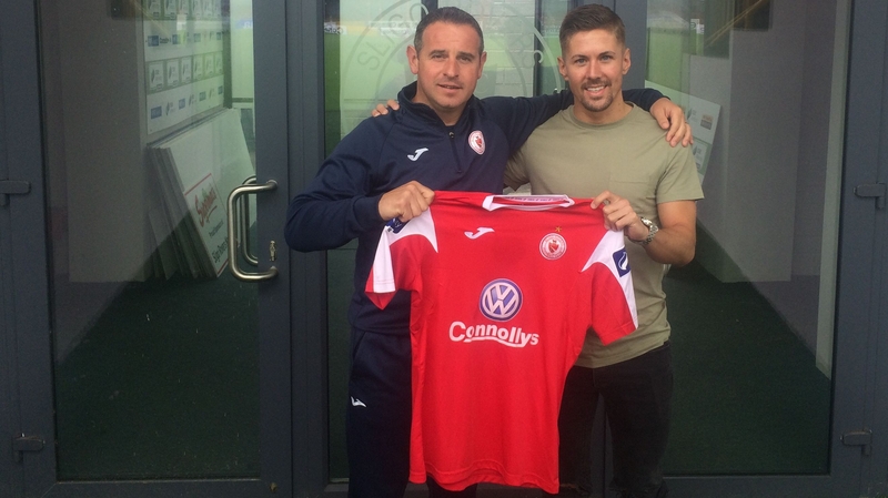 Sligo manager Dave Robertson (L) and new signing Daniel Kearns