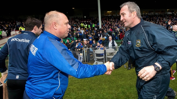 Derek McGrath shakes hands with Tipp boss Michael Ryan