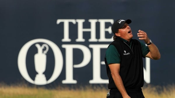 Mickelson reacts to his narrow miss on the last green