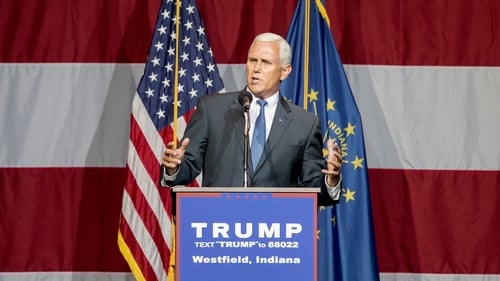 An Gobharnóir Mike Pence le rith in éineacht le Donald Trump