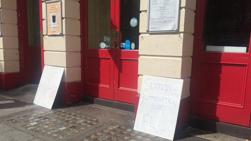 Cead tugtha do 5 theaghlach i loistín éigeandála fanacht ann