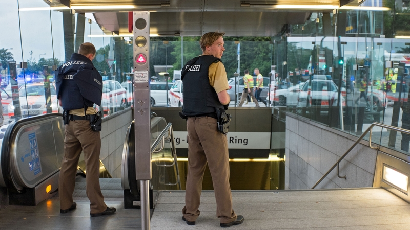Ionsaí ar ionad siopadóireachta i Munich na Gearmáine