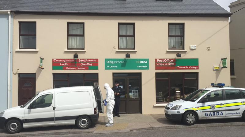 Ghabh na Gardaí bean i gCiarraí agus amhras ann go raibh baint aici le robáil armtha sa gCoireán