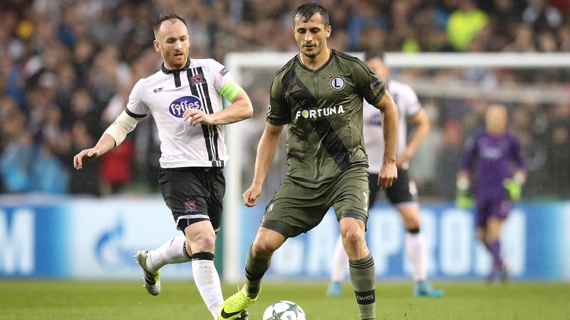 Stephen O'Donnell puts Tomasz Jodłowiec under pressure