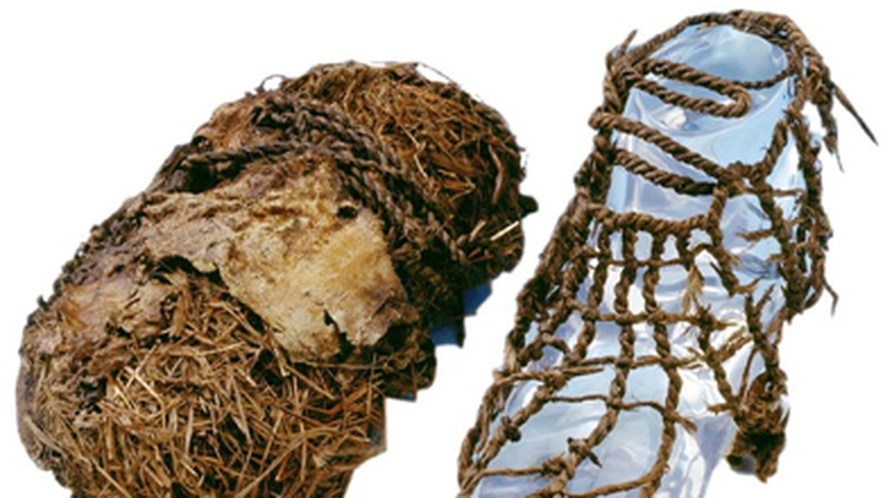 A shoe with grass interior (left) and leather exterior (right) (Pic: Institute for Mummies and the Iceman)