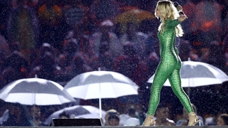 Singer-songwriter Julia Michaels donned the green jersey for the closing ceremony