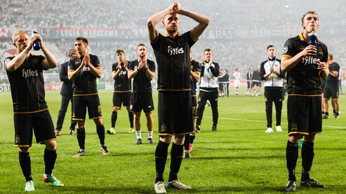 Dundalk players thank fans after the game