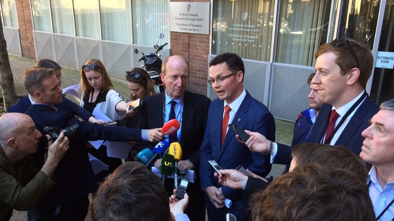 An tAire Spóirt Shane Ross agus an tAire Stáit Patrick O'Donovan ag labhairt leis na meáin tráthnóna
