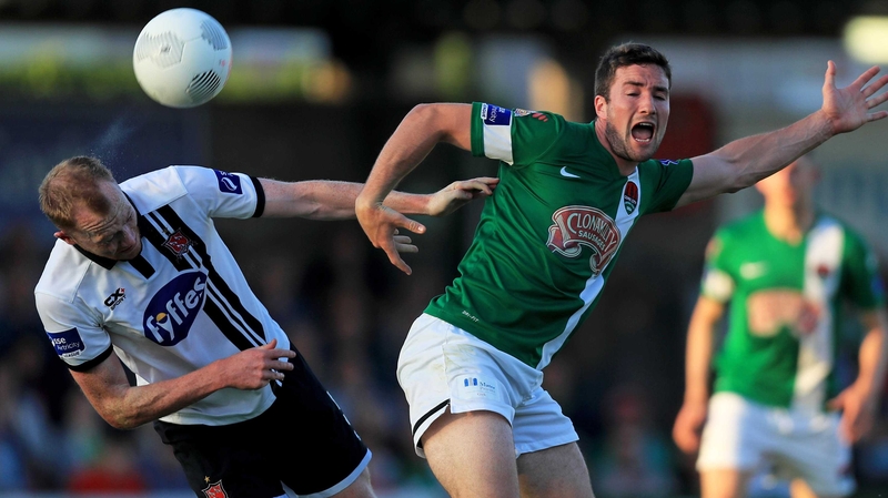 Chris Shields of Dundalk nattles with Gearoid Morrissey