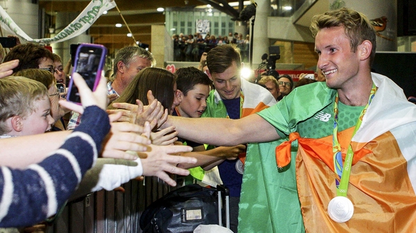 Paul and Gary O'Donovan (r) were greeted by about 1,000 fans when they arrived at Cork Airport