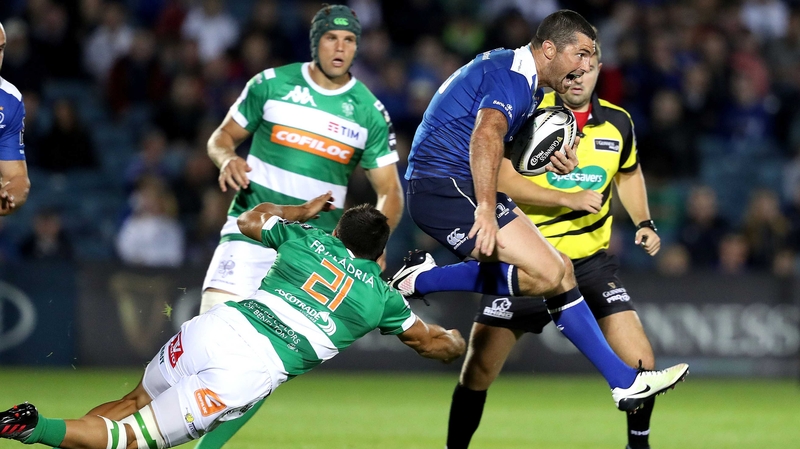 Rob Kearney hops away from Edoardo Gori of Treviso