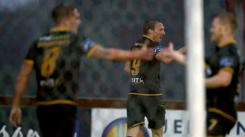 Dundalk's David McMillan (c) celebrates his goal