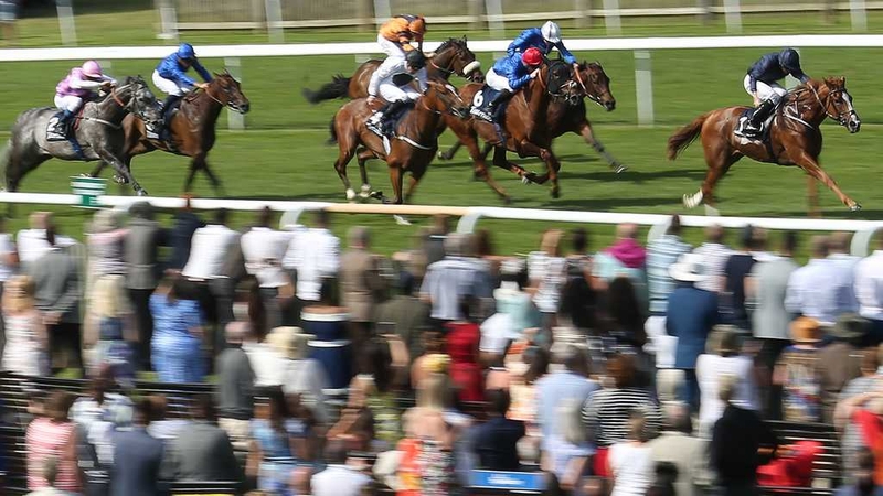 Alice Springs (R) pulls away to victory