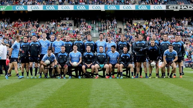 The Dubs go through their pre-match routine with the obligatory squad picture