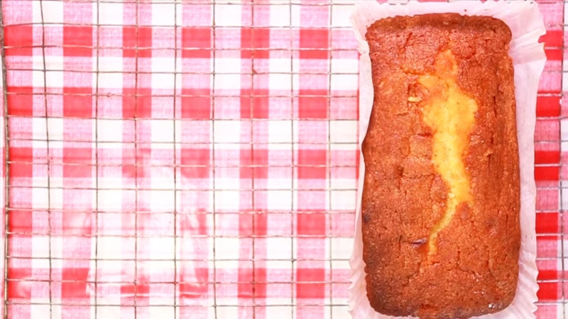 Molly Makes Granny's Lemon Drizzle Cake!