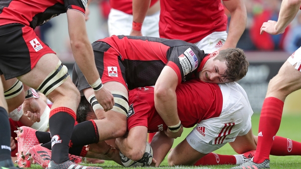 Conor Murray squirrels over for a try