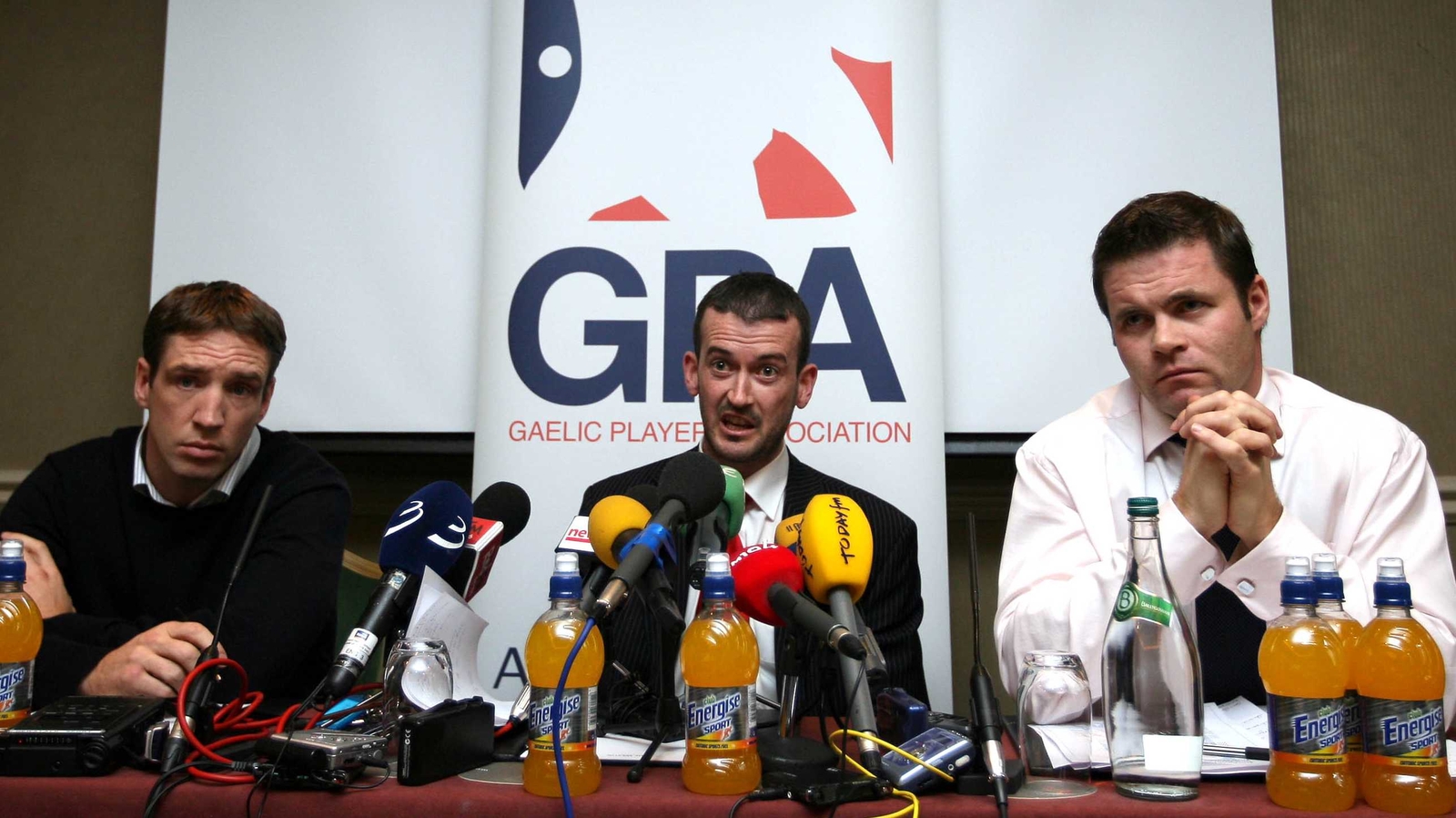 Cusack (centre) with Kieran McGeeney (l) and Dessie Farrell (r) at a GPA media conference in 2007