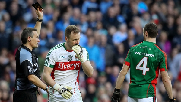 Maurice Deegan shows Rob Hennelly a black card