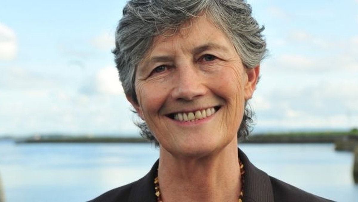 Catherine Connolly, Teachta Dála, neamhspleach as Gaillimh Thiar. 