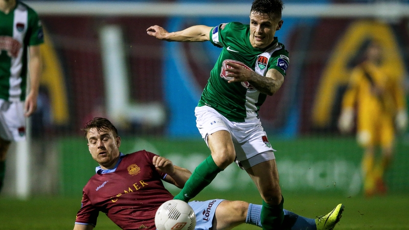 Gavan Holahan gets away from Vinny Faherty