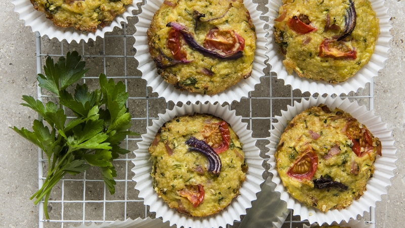 Quinola is an uber tasty, nutritious super-grain that can be used in a huge range of recipes. This week the we're learning to make mini ham and cheese quinoa cups! Yum!