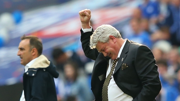 Bruce celebrates leading Hull back to the Premier League