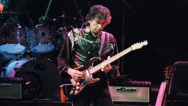 Bob Dylan has yet to respond to calls from the committee which awarded him his Nobel Prize