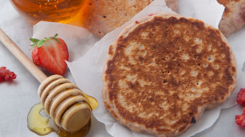 To celebrate National Porridge Week we're making these delicious oaty pancakes from Aveen Bannon. Amazing for brunch!