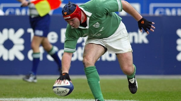Anthony Foley scores a try against France in 2004