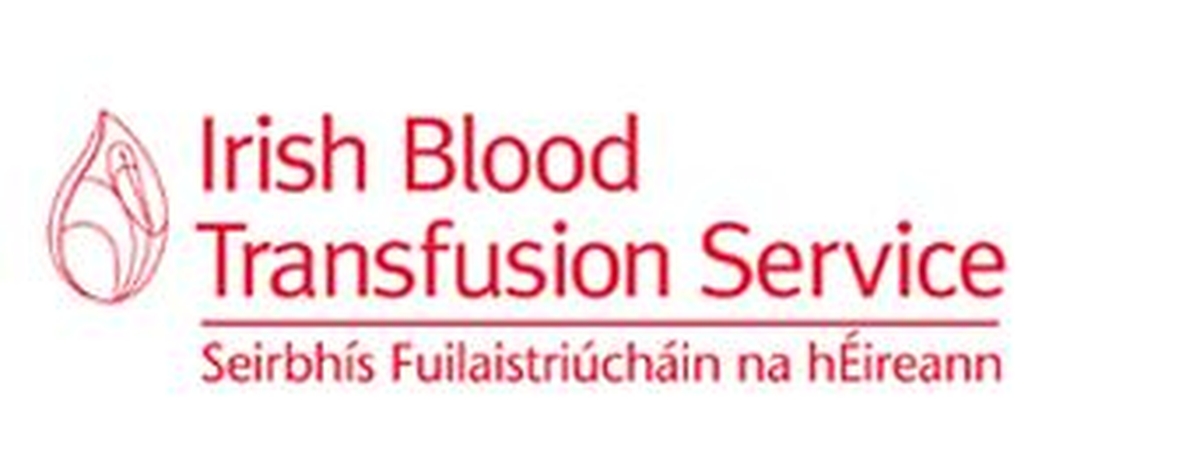 Andrew Kelly, Príomhfheidhmeannach Seirbhís fuilaistriúchán na hÉireann agus Sean Óg de Paor, iar pheileadóir le Gaillimh.