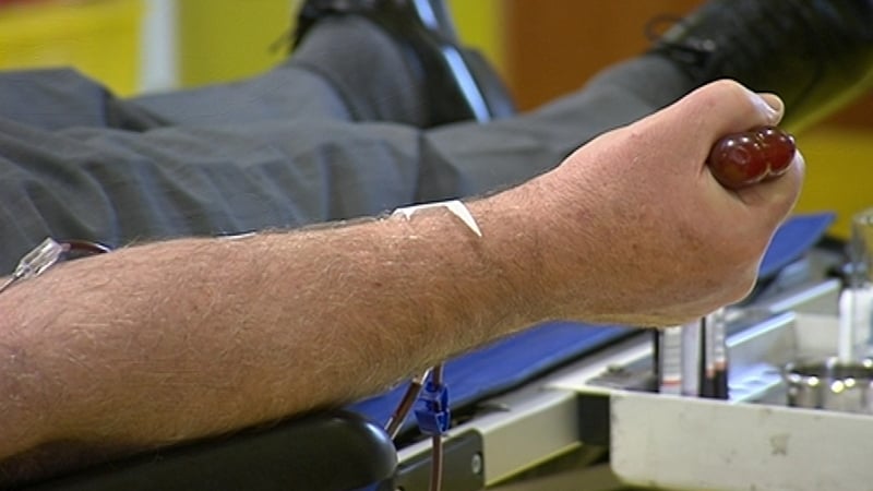 Córas úr do dheontóirí fola tugtha isteach