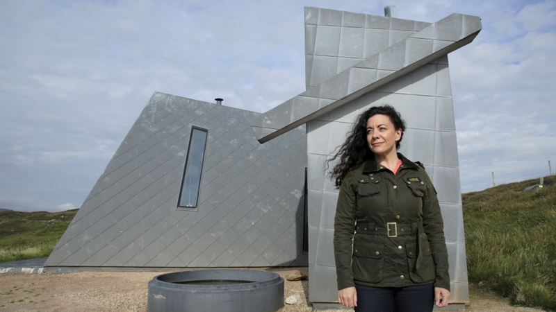 Tithe Cois Farraige presenter Síle Nic Chonaonaigh