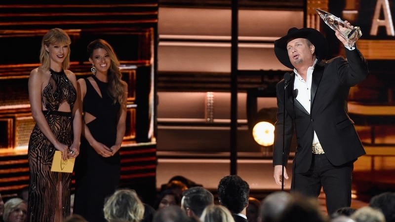 Garth Brooks accepts his award